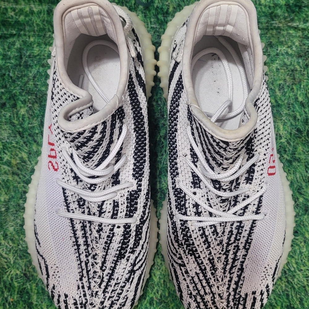 Yeezy 350 V2 Zebra Sneakers Size 7 Men (8.5 Wmn) - Picture 6 of 9